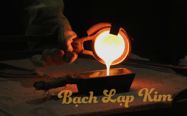 menh-bach-lap-kim-vang-trong-nen