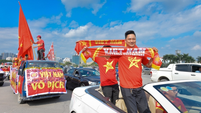 "BÃO LỬA" ĐÃ NGẬP HÀ NỘI TRƯỚC KHI TUYỂN VN RA SÂN 1 “BÃO LỬA” ĐÃ NGẬP HÀ NỘI TRƯỚC KHI TUYỂN VN RA SÂN