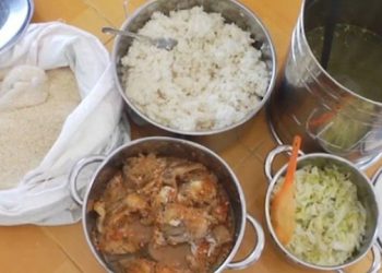 PHỤ HUYNH “TÉ NGỬA” KHI THẤY CON ĂN CƠM MỐC MEO TRONG TRƯỜNG