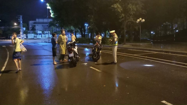 THANH NIÊN THÚC CHỎ CSGT SAU KHI GÂY TAI NẠN Ở QUY NHƠN 1 THANH NIÊN THÚC CHỎ CSGT SAU KHI GÂY TAI NẠN Ở QUY NHƠN